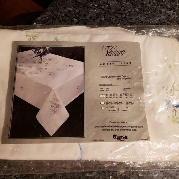 Tablecloth And 6 Napkins, And 2 pillowcases - Picture 8 of 16